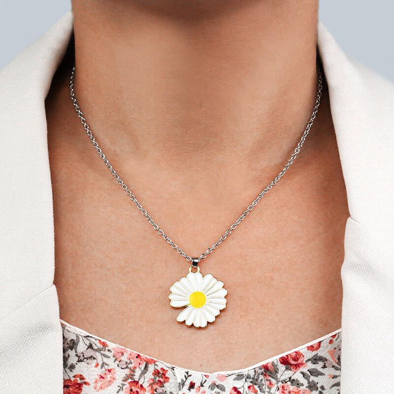 

Daisy Floral Pendant Necklace, White, 476367