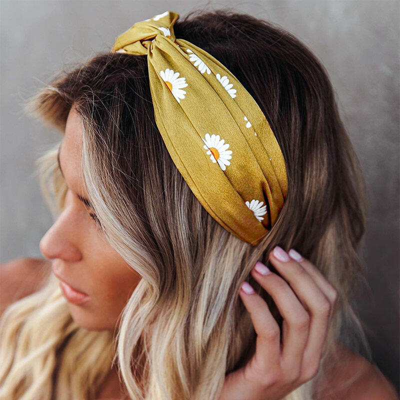 

Daisy Floral Twist Ruffled Wide Headband, Black, 492738
